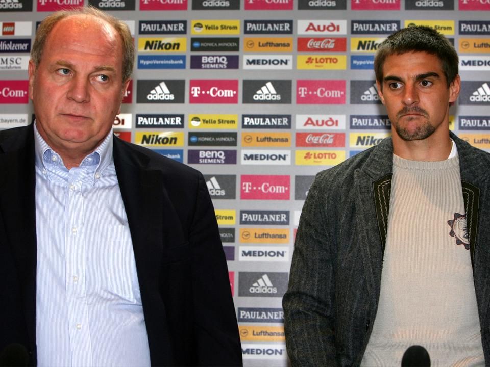 Uli Hoenes és Sebastian Deisler a játékos visszavonulását bejelentő sajtótájékoztatón (Fotó: AFP)