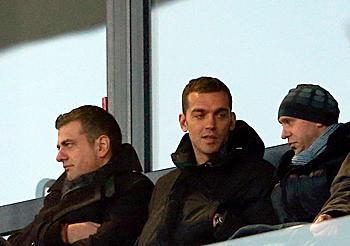 Juhász Roland (középen) a lelátóról figyelte új csapatát