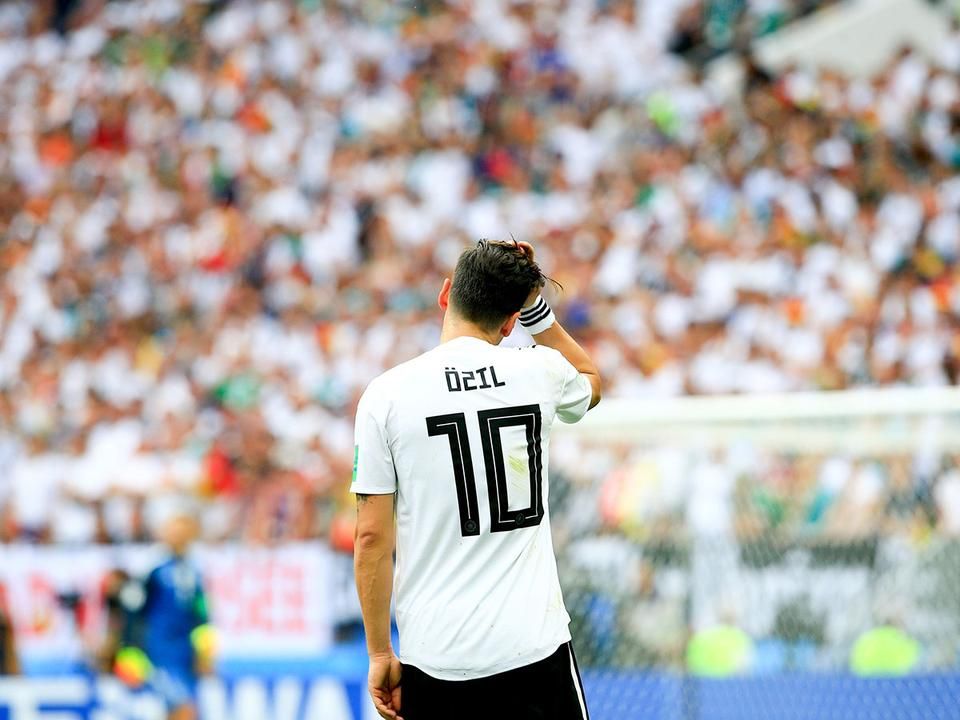 Mesut Özilnek össze kell szednie magát (Fotó: AFP)