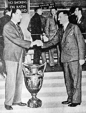 Ivády Sándor (balra) szövetségi kapitányként vehette át 
az Európa-bajnoki címért járó kupát 1938-ban Londonban
