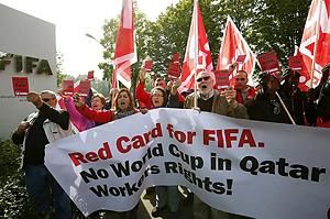 Itt éppen a katari munkakörülmények miatt tiltakoznak
a FIFA székháza előtt