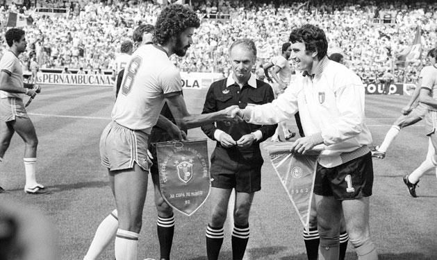 Sócrates és Dino Zoff kézfogása Abraham Klein felügyeletével az 1982-es Olaszország–Brazília (3–2) vb-meccsen
(Fotó: Imago)