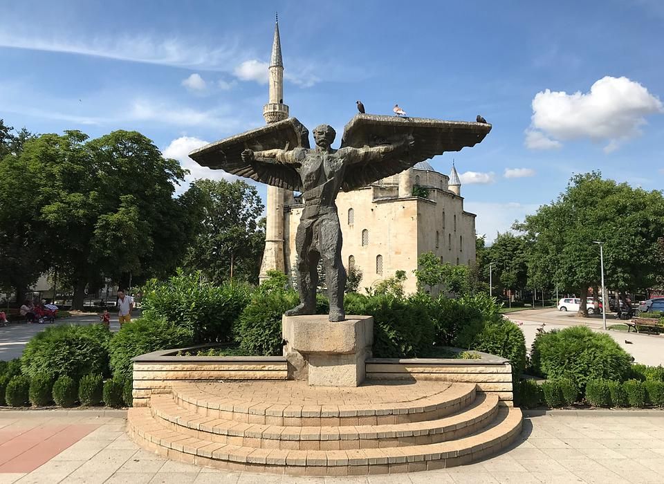 Ijesztő szobor Razgradban (a szerző fotója)