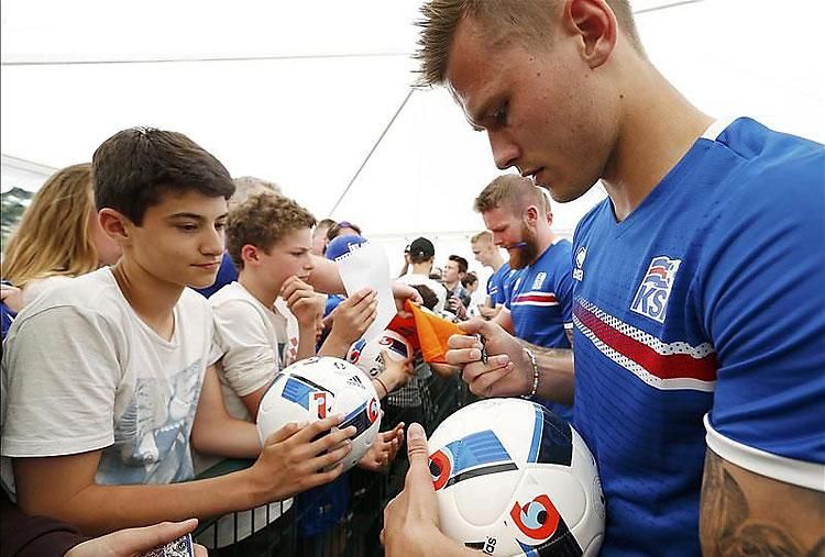 Arnór Ingvi Traustason és társai autogramot osztanak (Fotó: Reuters)