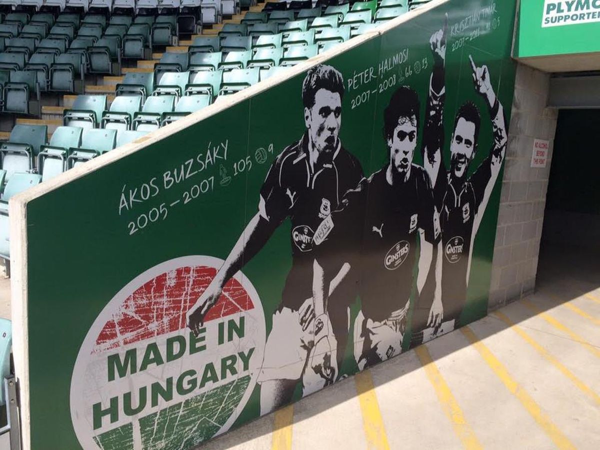 Magyarok a Plymouth stadionjának egyik falán (Fotó: mifocink.com)