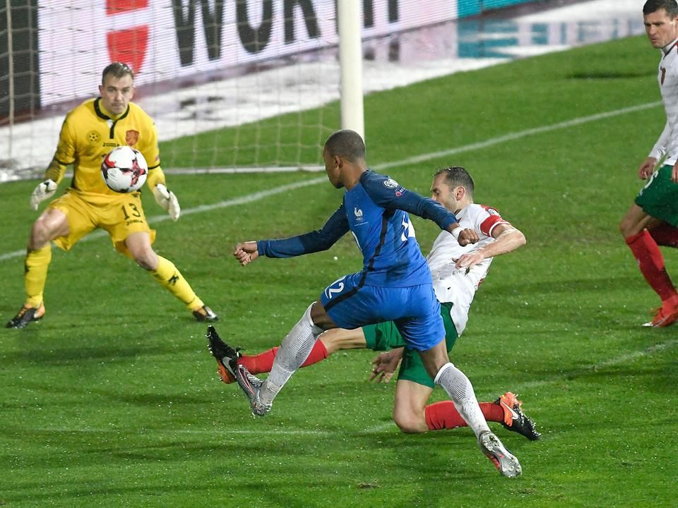 Blaise Matuidi a franciák győztes gólját lövi (Fotó: AFP)