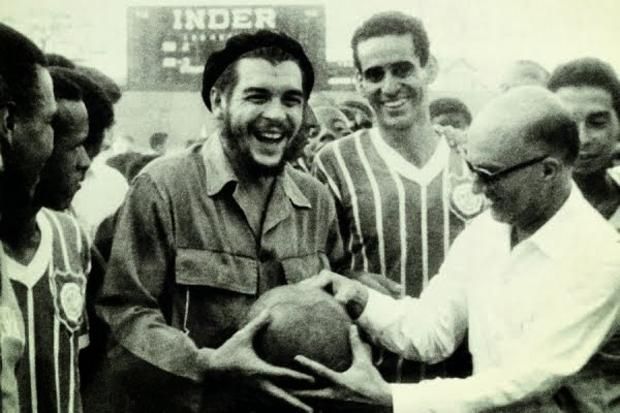 Che Guevara a labdával és a túra szervezőjével (forrás: literaturanaarquibancada.com)