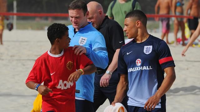 Rooney reméli, hogy nem Van Persie neve van a srác MU-mezén (Fotók: The FA)