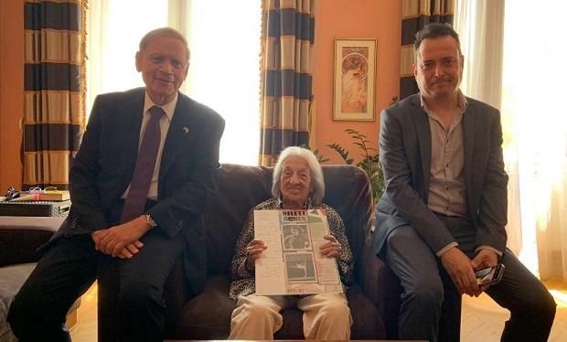 A 101 éves, ötszörös olimpiai bajnok Keleti Ágnes otthonában, Izrael budapesti nagykövete, Jakov Hadas-Handelsman társaságában