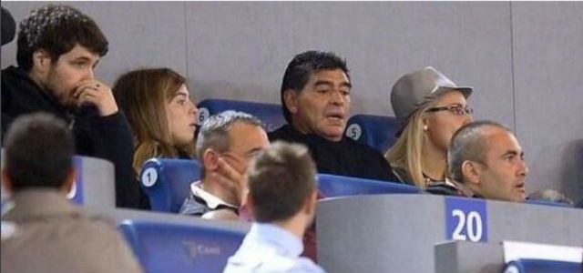 A nápolyi „félisten”, Diego Maradona is a helyszínen tekinti meg a mérkőzést (Fotó: Twitter)