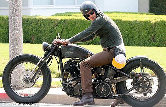 Beckham egy másik, csak számára készített Harley-Davidson nyergében (Fotó: astanaya.com)