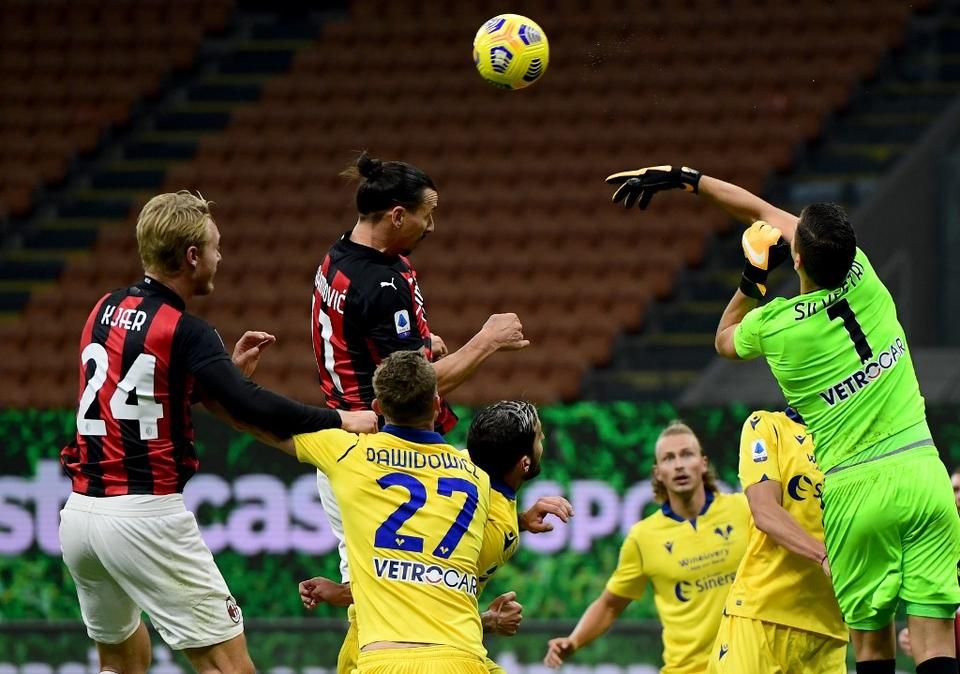 Ibrahimovic két veszélyes fejesét is túlélte a hajrá kezdetén a Verona (Fotó: AFP)