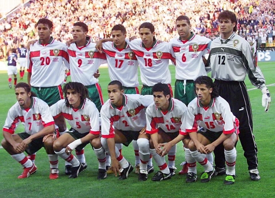 Az a legendás marokkói csapat, a kapus az álruhás Kraszimir Balakov, Hadzsi bal oldalt guggol, mellette Afrika Gullitja (AFP)