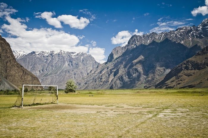 Futballpálya 2500 méteres magasságban Tádzsikisztánban (Fotó: theguardian.com)
