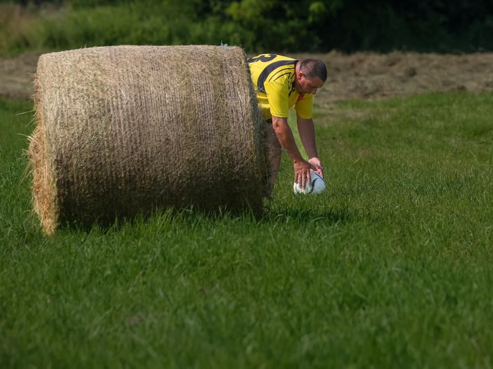 Falusi szfinx: a szalmabálatestű futballista (Fotó: Szabó Miklós)