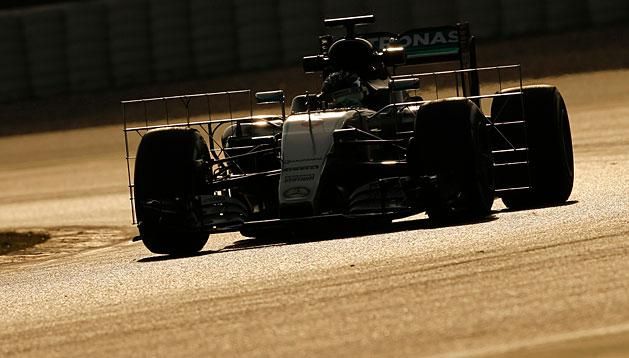 Rosberg reggel, autóján az áramlásmérőkkel