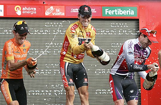 Valverde a másik két dobogós társaságában pezsgőzött a győzelmi emelvényen (Fotó: Reuters)
