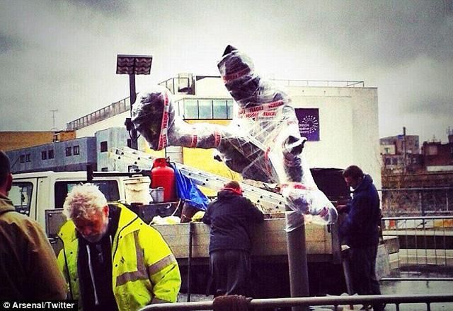 Gondosan becsomagolva érkezett a szobor a stadionhoz (Fotó: Arsenal)