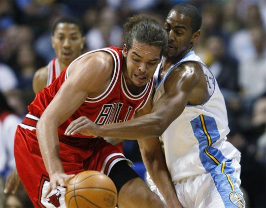 A chicagói Joakim Noah (balra) nem jut át a denveri Arron Affalo jelentette akadályon (Fotó: Reuters)