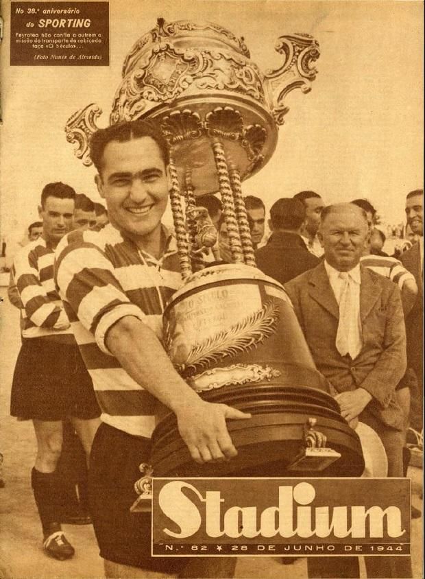 A Sporting 1944-ben megnyerte a portugál bajnokságot, a címlapfotón a háttérben ül a sikeredző