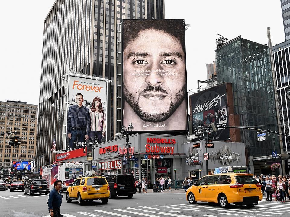 Egy tavalyi hirdetés New Yorkban, Kaepernick arcképével (Fotó: AFP)