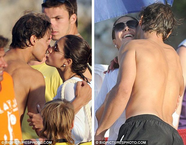 Előbb egy csók, majd egy laza ölelés (Fotó: Bigpicturesphoto.com / Daily Mail)