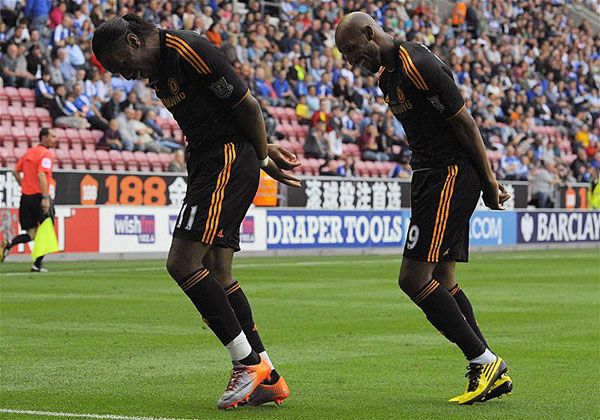 Drogba és Anelka különös tánca – még Torres  nélkül (Fotó: Action Images)