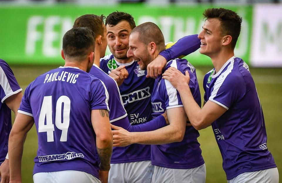 Újpesti öröm Antonov (jobbról a második) szabadrúgásból lőtt gólja után (Fotó: Kovács Péter)