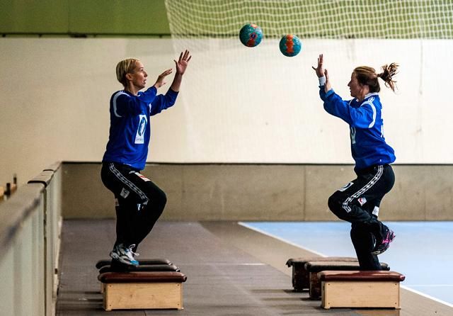 Katrine Lunde (balra) és Silje Solberg gyakorol (Fotó: MTI)