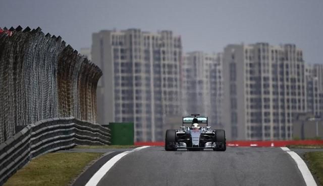Lewis Hamilton megcélozta a pole pozíciót Kínában