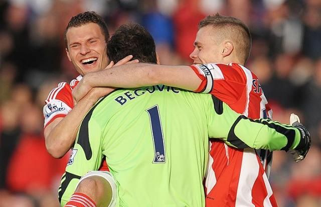 Csúcs ez a gól! A társak öröme a 2010 óta Stoke-mezben védő Begovic rekordot érő gólja után (Fotó: Action Images)