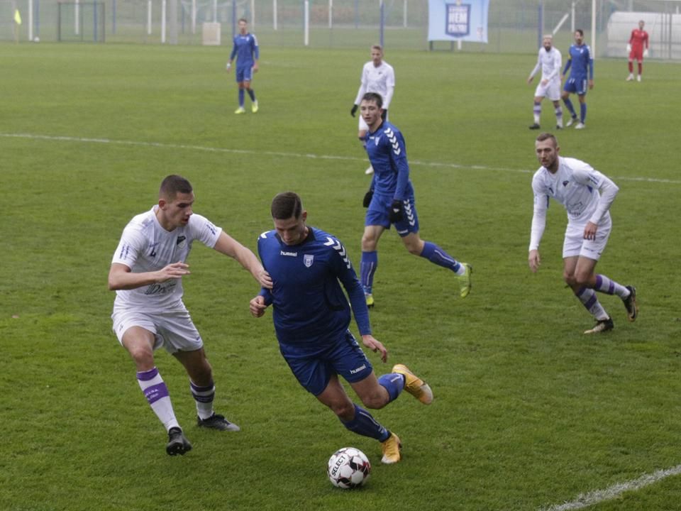 Kurdics Levente (labdával) a mérkőzés elejétől kezdve lendületesen futballozott (Fotó: Nagy Balázs/Új Néplap)