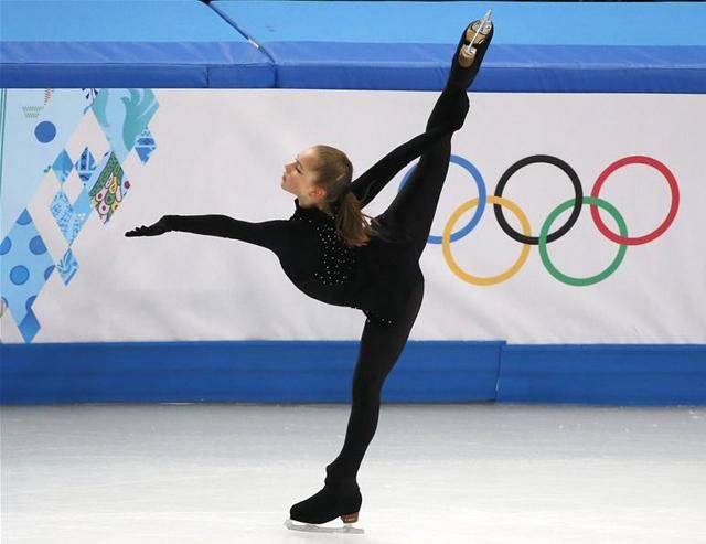 Gyakorolnak a műkorcsolyázók: Julija Lipnyickaja edzése. Az oroszok szupertehetsége a ritmikus gimnasztikával is kacérkodott, innen a magasan átlagon felüli lazasága (Fotó: Reuters)