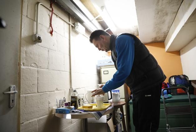 Paul Doswell menedzser teát készít (Fotó: AFP)