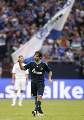 Egy  Schalke-drukkereknek kedves kép: Raúl gólját ünnepli 
 (Fotó: Reuters)