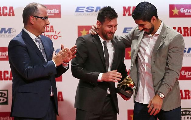 Lionel Messi az előző győztes, Luis Suárez gratulációját fogadja (Fotó: AFP)