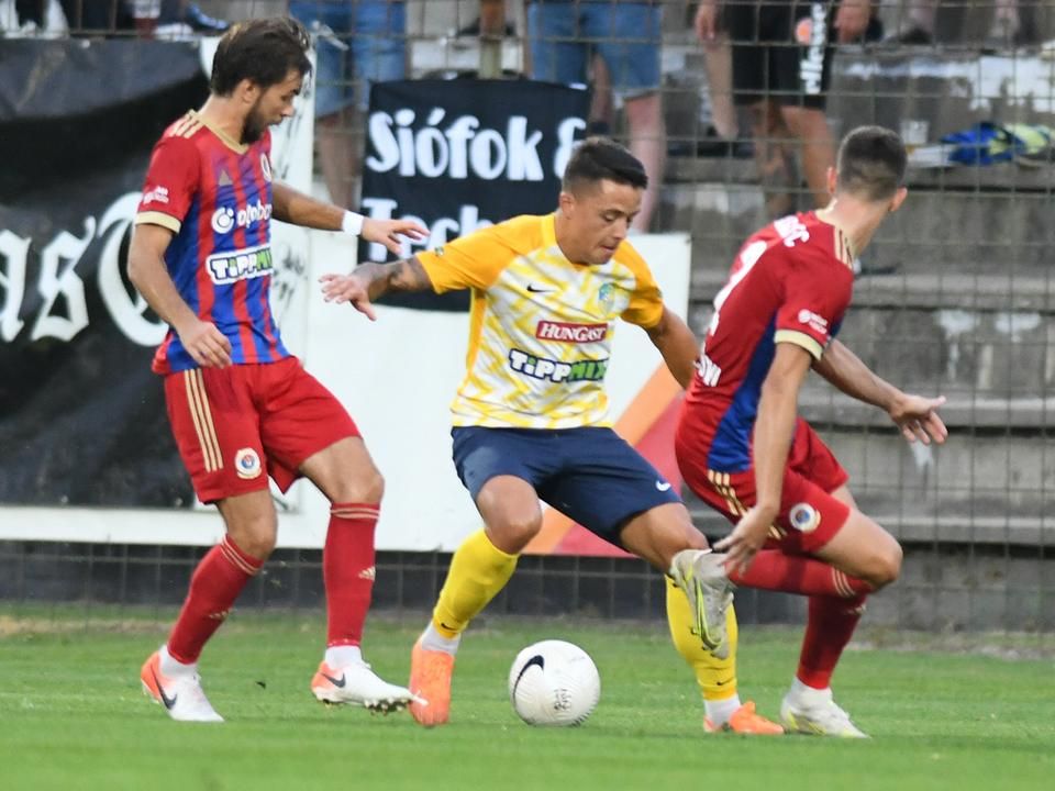 Varga Bence (sárgában) két angyalföldi játékos gyűrűjében is megtartotta a labdát (Fotó: Németh András)
