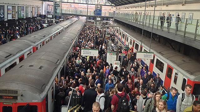 Tömeg az egyik londoni metróállomáson (Fotó: itv.com)