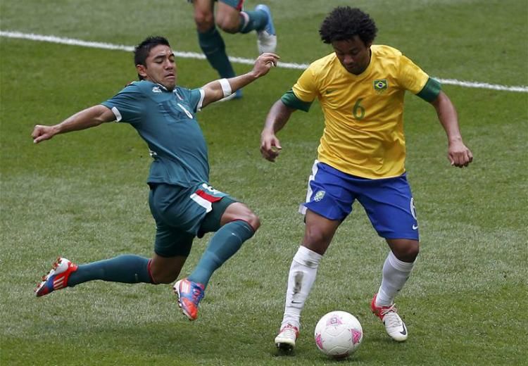 Marco Fabián próbálja szerelni a brazil Marcelót a londoni olimpia döntőjében; akár a nyári vb-n is összecsaphatnak (Fotó: Action Images)