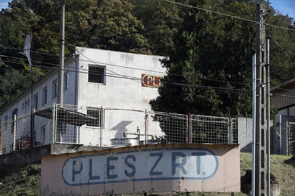A betontömböket a Ples Zrt. területén helyezték el – az autóalkatrészeket gyártó üzem 32 éve működik itt (Fotó: Földi Imre)