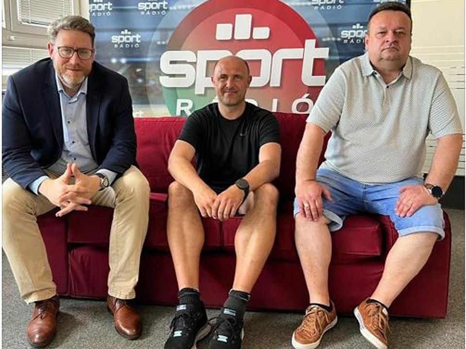 Ifjabb Bene Ferenc (középen) Szöllősi György és Balogh Balázs társaságában (Fotó: Sportrádió)