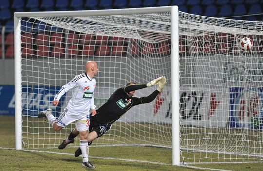 A második hazai gólnál Salami lemaradt Alvesről, akinek a fejesét a kapufánál álló Varga József sem tudta menteni (Fotó: Németh Ferenc)