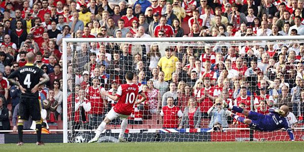 Robin van Persie, az Arsenal holland támadója a 97. percben 11-esből vezetést szerez a Liverpool ellen (Fotó: Whoateallthepies.com)