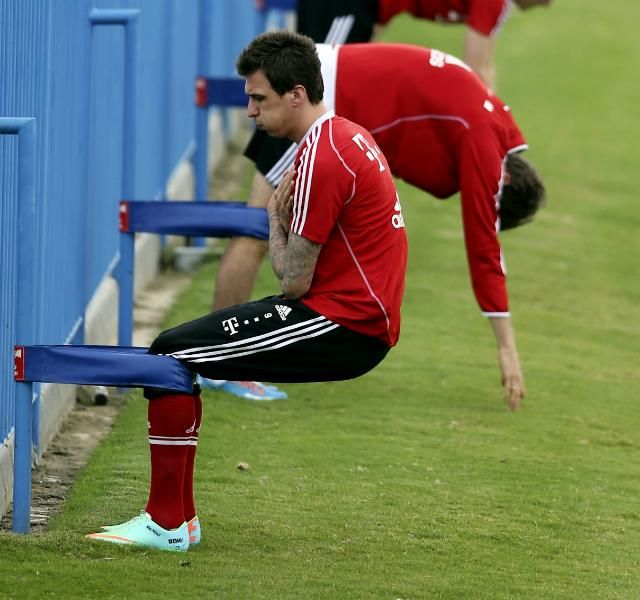 Guardiola a kerítést is bevonta az edzésbe (Fotó: Reuters)