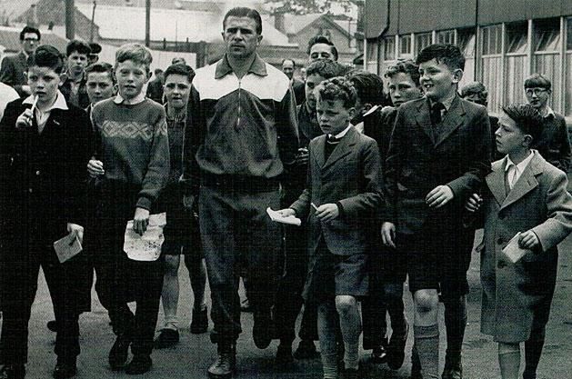 Puskás Ferenc glasgow-i gyerekekkel az 1960-as BEK-döntő idején