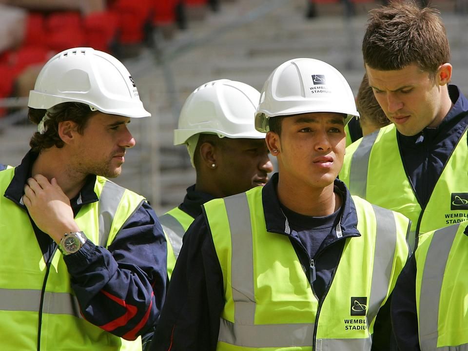 Defoe  a lenti cserében főszereplő, itt szerényen megbújik (jobbról) Michael Carrick,  Theo Walcott és Owen Hargreaves között a Wembley újjáépítésekor,  2006-ban (Fotók: Reuters)