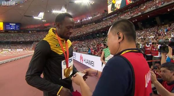 Karkötővel engesztelte ki Usain Boltot a gázoló (Fotó: BBC)