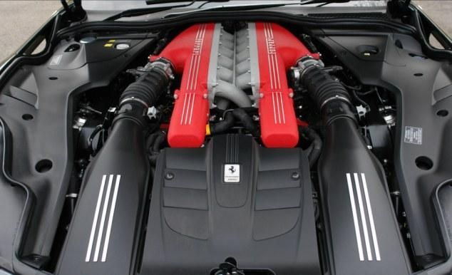 6.3 literes, 740 lóerős V12-es motor, hétsebességes, kormányról vezérelt duplakuplungos automata váltóval (Fotó: Daily Mail)