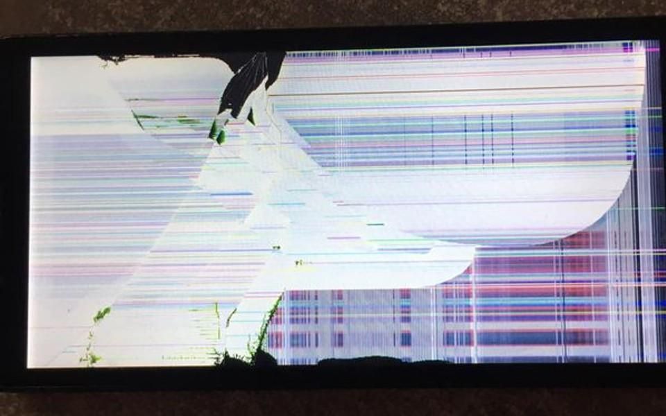 Az összetört telefon (Fotó: Sarah Kelly/Instagram)