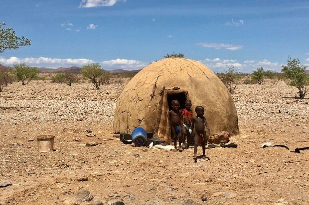 Namíbiai gyerekek a sárkunyhójuk előtt